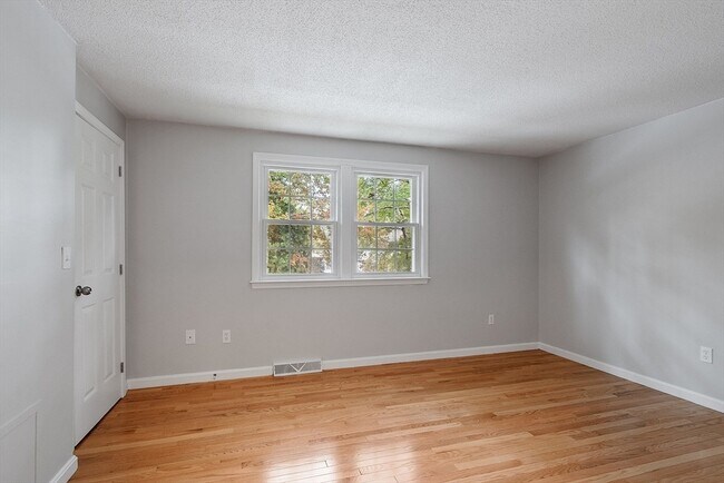 Building Photo - 148 Flower Ln