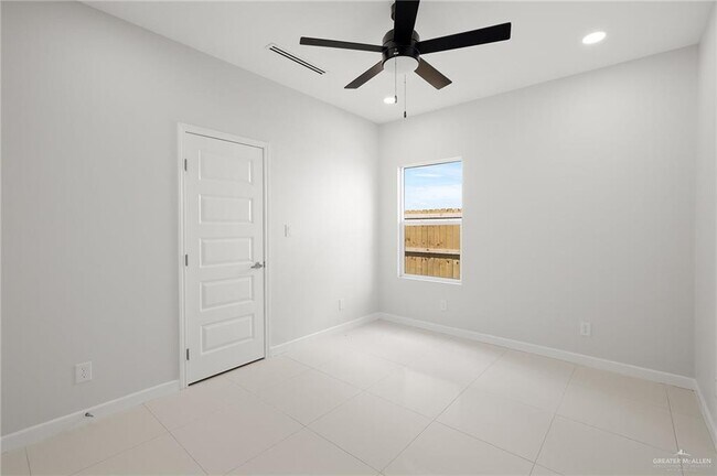 Building Photo - 15 Larkspur Ave