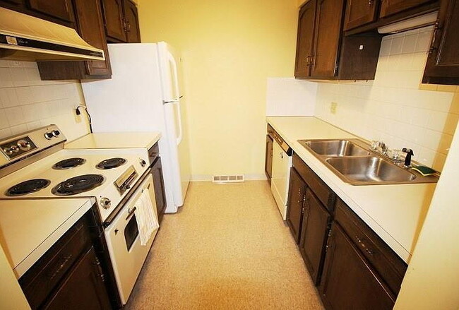 Building Photo - 80 Groton Dr