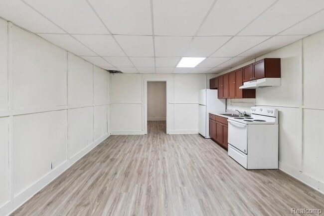 Building Photo - 912 N State Rd