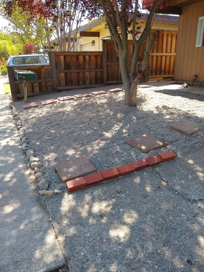 Building Photo - Updated 3 Bedroom Duplex in North Davis