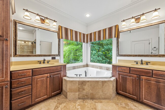 Building Photo - 405 Pondview Ct