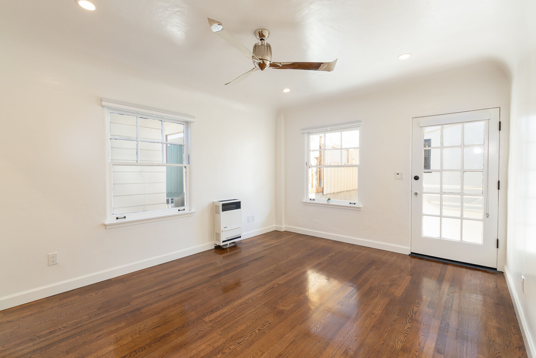 Building Photo - 915 Manhattan Ave