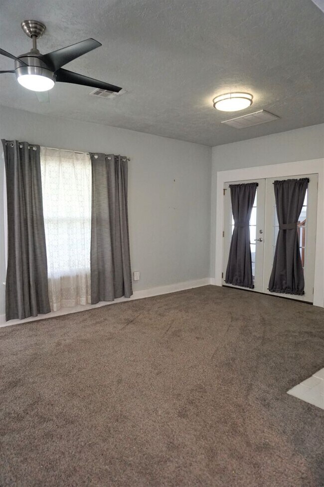 Building Photo - 2 BED 1 BATH DUPLEX MESTA PARK