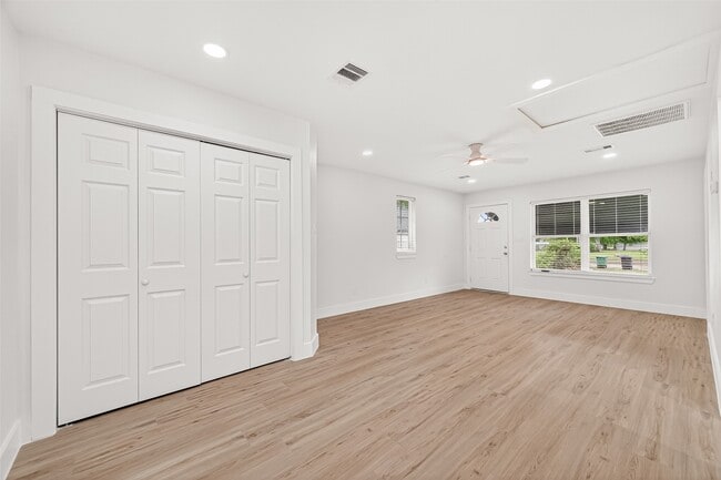 Building Photo - 6615 W Montgomery Rd