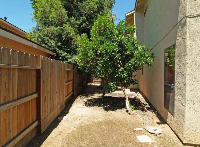 Building Photo - 2524 Garlandwood Dr