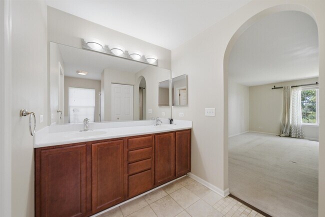 Building Photo - 9165 Buckingham Ct