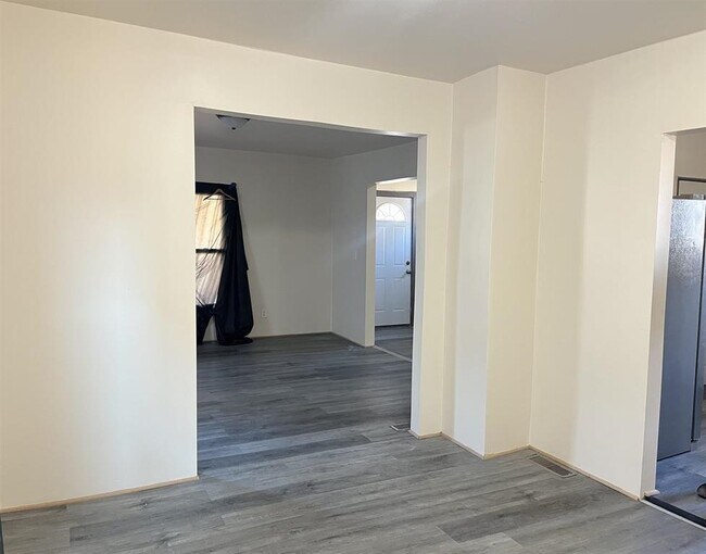 Building Photo - 1027 S Chicago Ave