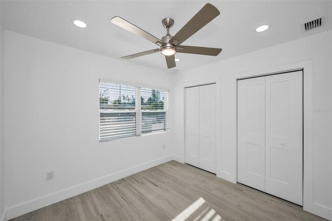 Building Photo - 14125 N Bayshore Dr