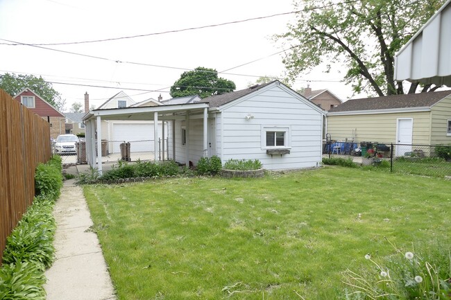 Building Photo - 2423 Elm St