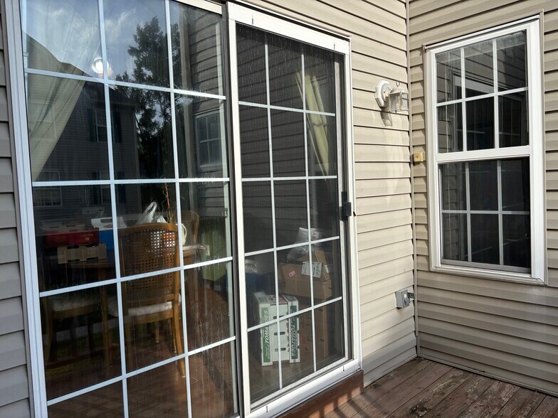 Building Photo - 637 Muhlenberg Dr