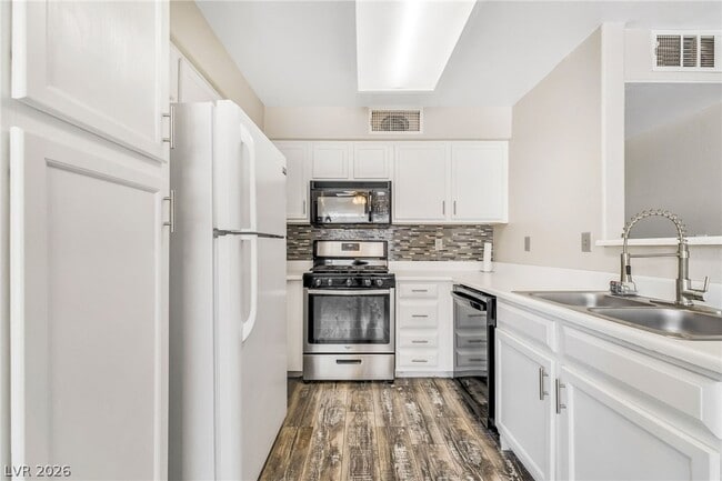 Building Photo - 3060 Tarpon