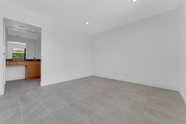 Building Photo - 10084 Camelback Ln
