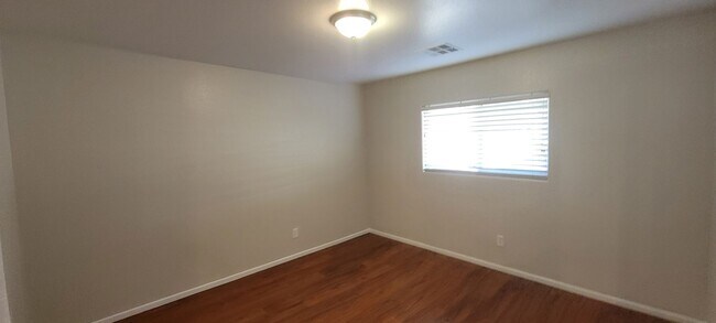 Building Photo - Executive Living Don't Miss Out 4 bdrm