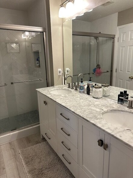 master bath double vanity shower - 10950 Wittenridge Dr