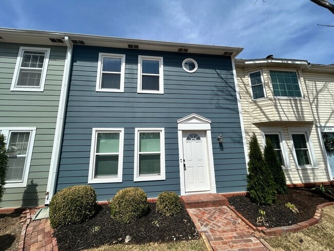 Building Photo - Well appointed 2 bed, 2.5 bath Townhouse Partial Utilities Included!