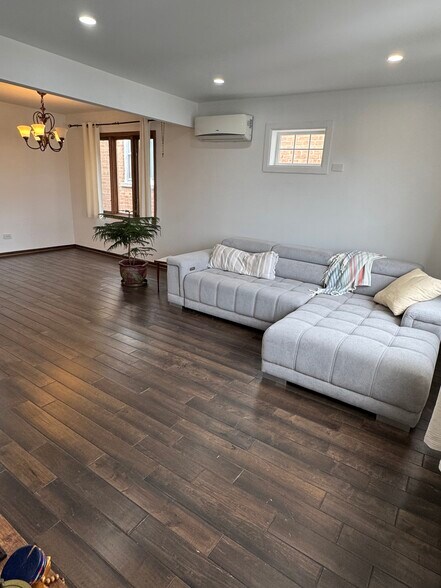 Building Photo - 6013 W Gunnison St