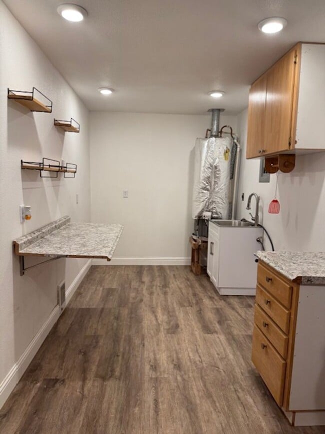 Building Photo - Quiet neighborhood!!