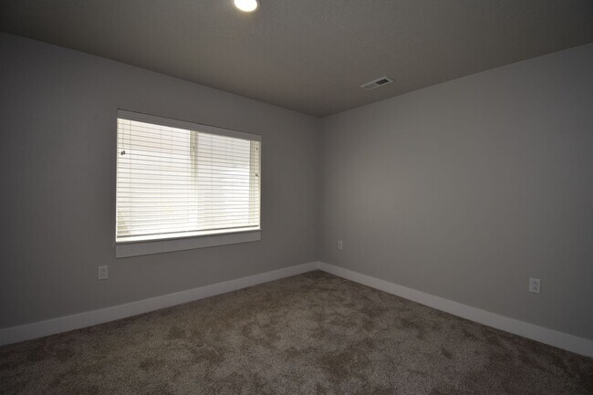 Building Photo - Quiet Family Friendly 4 Bed Home in Bluffdale!!