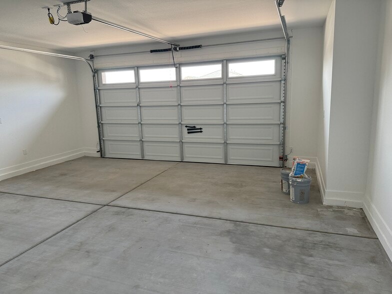Garage - 40563 W Michaels Dr