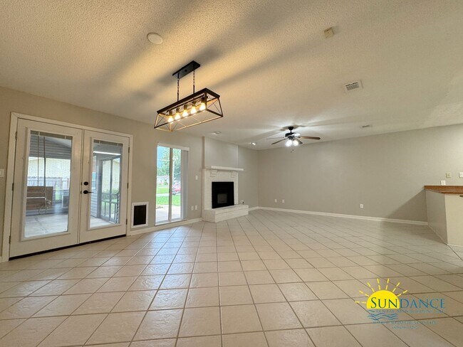 Building Photo - 1501 Royal Palm Dr