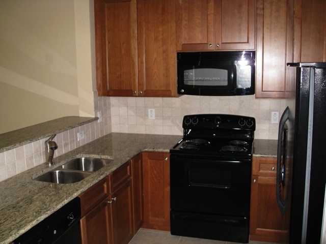 Building Photo - SPACIOUS 3 BEDS TOWNHOUSE CLOSE TO DOWNTOWN!!