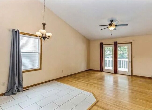Building Photo - Spacious 3-Bed, 2-Bath Duplex with Fenced ...