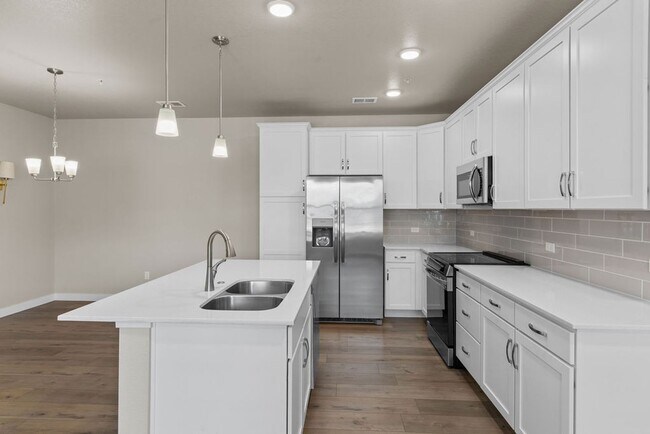 Building Photo - 2 Bedroom 2 Bathroom Ground Floor Townhome in Centerra