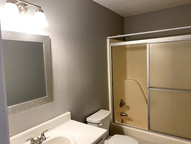 Building Photo - 2018 Hobbs Rd SE