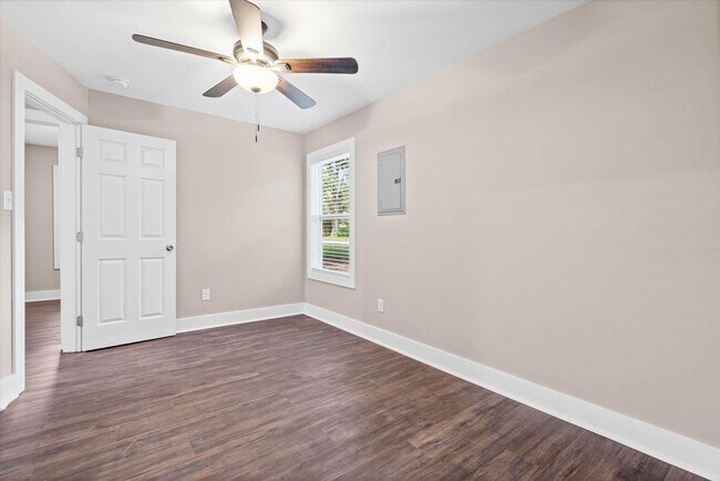 Building Photo - 2310 McPhillips Dr