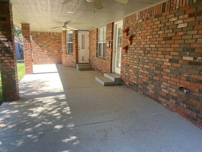 Building Photo - 721 Jeanie Dr