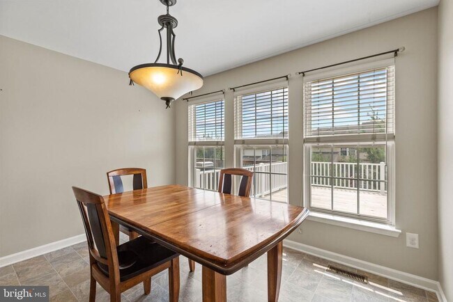 Building Photo - 302 Fox Trail