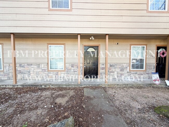 Building Photo - 2541 W Sycamore Ave