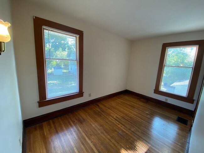 Building Photo - 2300 Indianola Ave