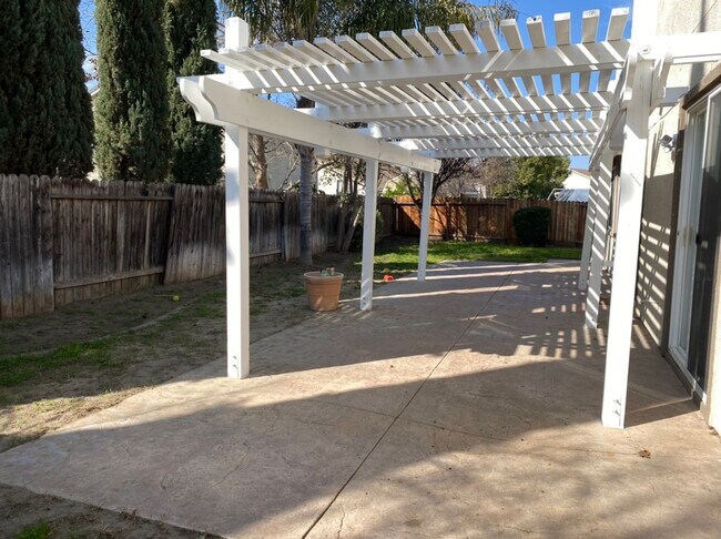 Building Photo - 6 bedroom in Manteca!