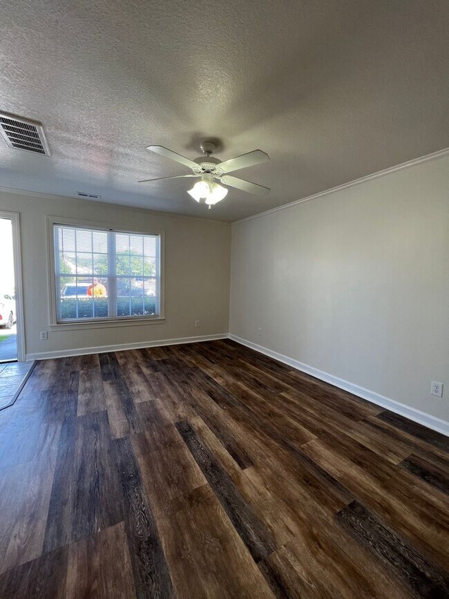 Building Photo - 106 Streamwood Dr