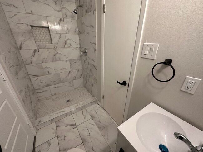 Building Photo - 2001 Emerson Ln