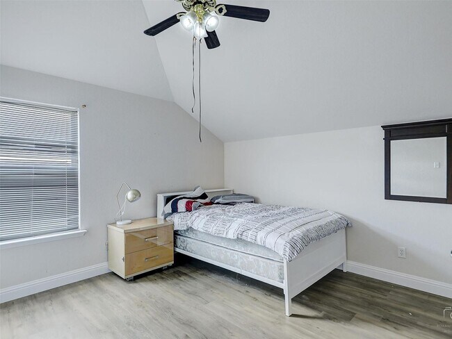 Building Photo - Charming Updated Home – 3BR, 2.5BA with Fi...