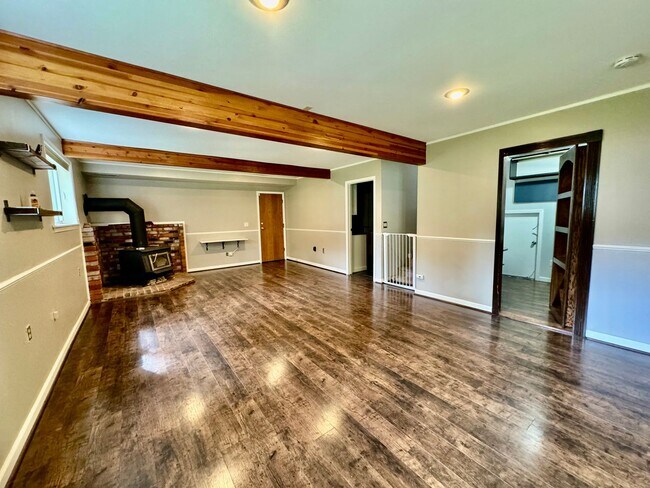 Building Photo - Renovated Woodinville home sitting in park like setting.