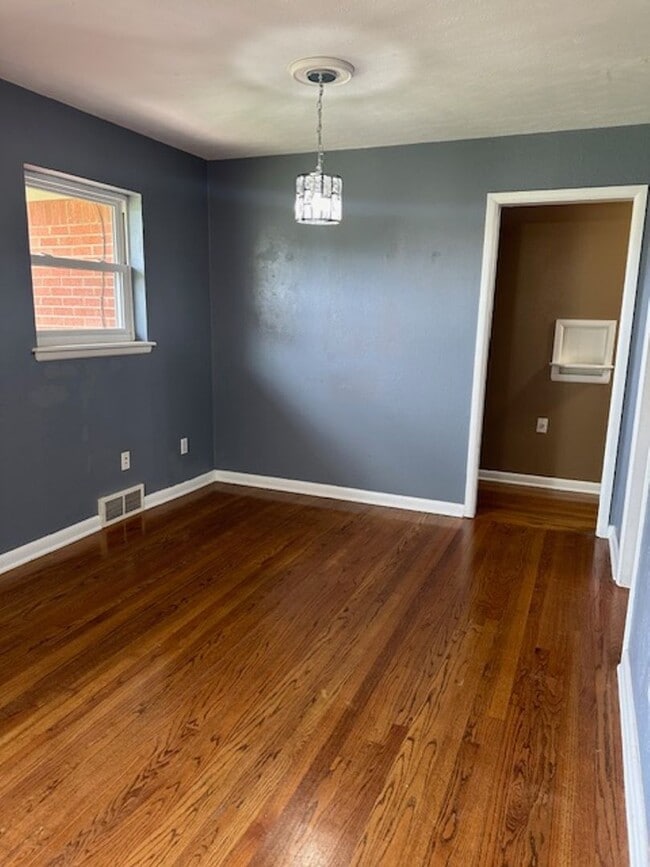 Building Photo - Harwood Floors - Granite Countertops - Mid...