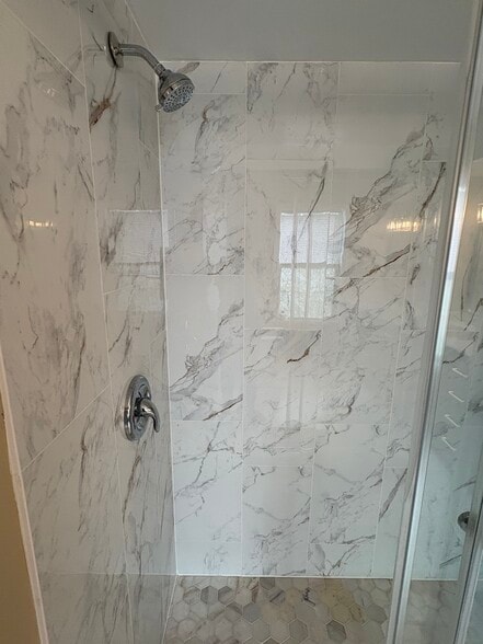 bathroom shower - 113 Cascade Ct