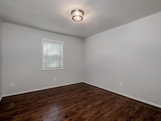 Building Photo - REMODELED 1 BD 1 BT WEST CHARLOTTE LOCATION!