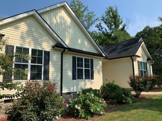 Building Photo - 2486 Golden Forest Dr