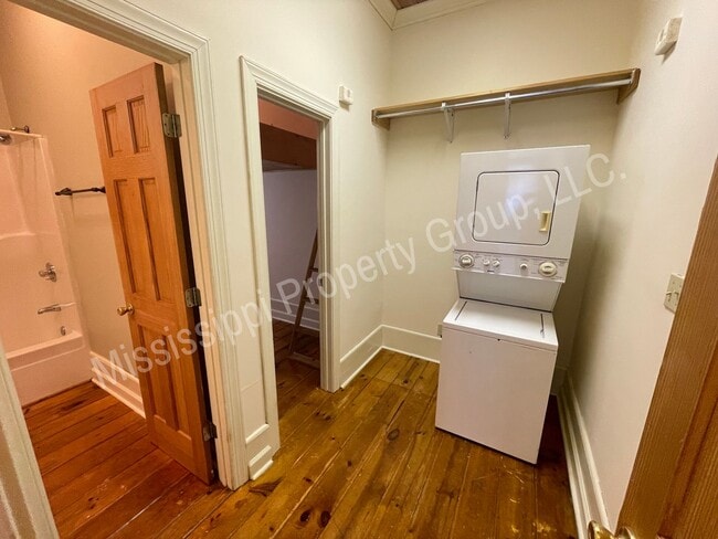 Building Photo - Efficiency 1BR/1.5BA FOR RENT