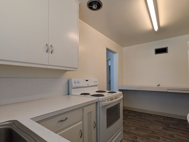 Building Photo - Nice 3 bed/1 bath with large backyard and ...