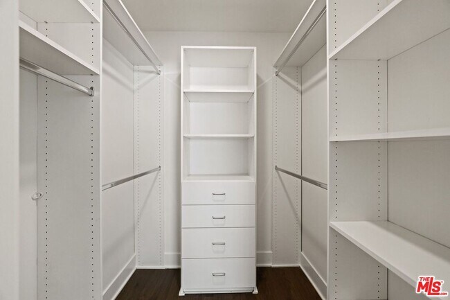 Building Photo - 11811 Darlington Ave