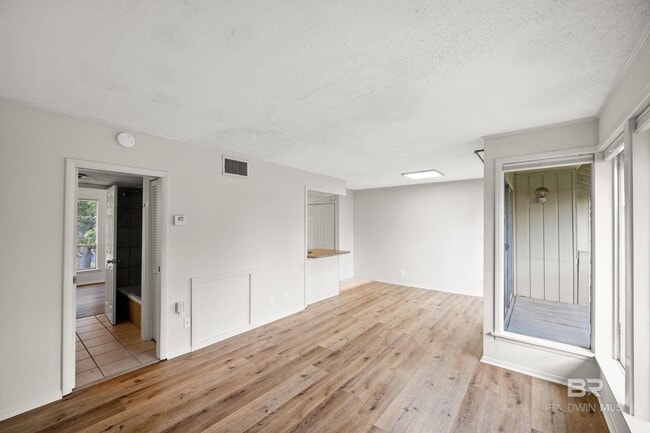 Building Photo - 2058 Sea Cliff Dr N