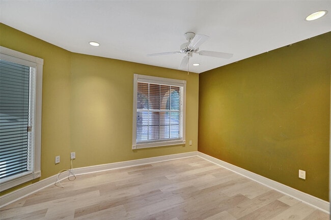 Building Photo - 10902 Tamoron Ln