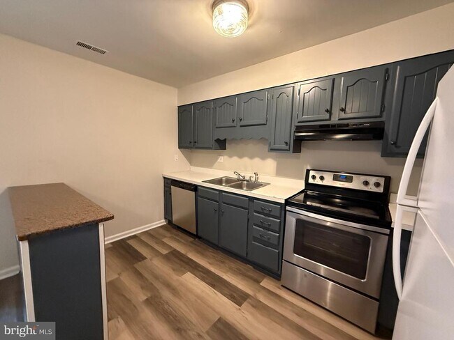 Building Photo - 4 Manchester Ct