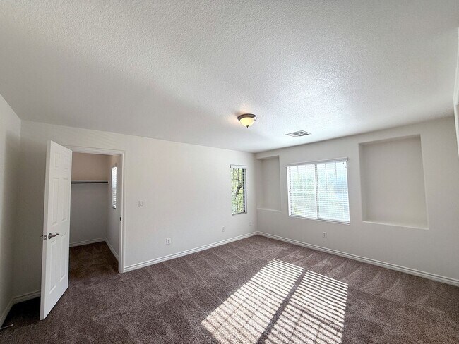 Building Photo - Beautiful 3 bedroom 2.5 bath Home in Provi...